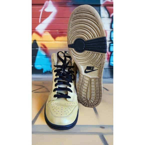 NIKE DUNK HIGH WOMEN'S GOLD GLITTER BASKETBALL SNEAKERS SIZE 11 - Picture 2 of 5